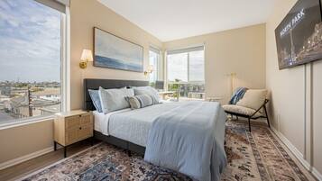 2 habitaciones, escritorio y tabla de planchar con plancha