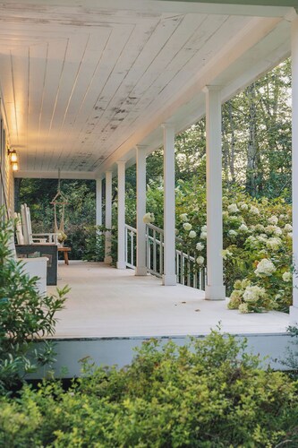 Secluded Charming Farmhouse Lake Views Firepit