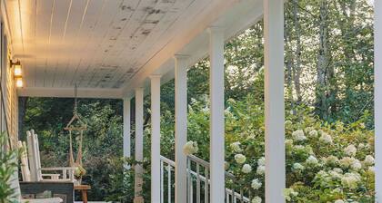 Secluded Charming Farmhouse Lake Views Firepit