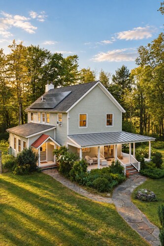 Secluded Charming Farmhouse Lake Views Firepit