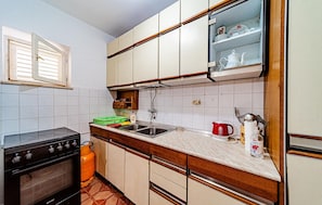 Fridge, oven, stovetop