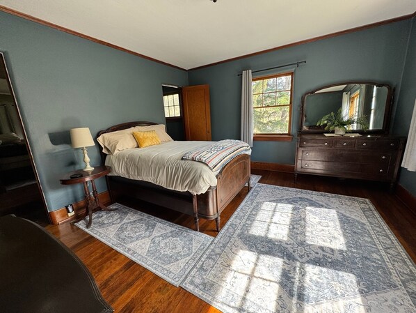Iron/ironing board, free WiFi, bed sheets