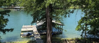 Charming lake cabin on beautiful Lake Martin - 6 bedrooms, sleeps 17
