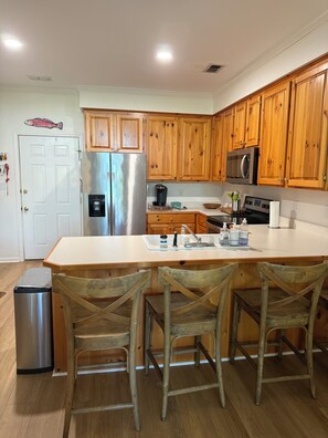 Fridge, microwave, oven, stovetop - Charming lake cabin on beautiful Lake Martin - 6 bedrooms, sleeps 17 (Equality)