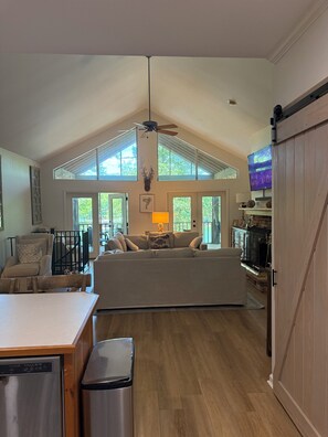 Smart TV, reproductor de DVD, tenis de mesa y libros