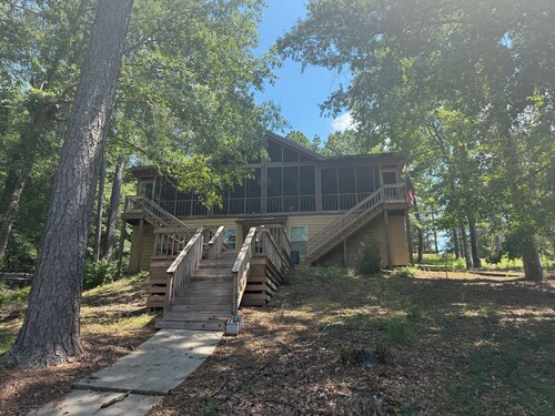 Charming lake cabin on beautiful Lake Martin - 6 bedrooms, sleeps 17