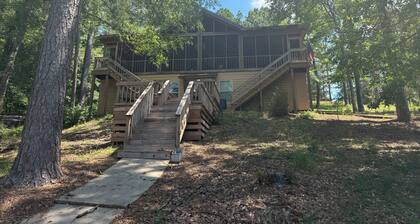Charming lake cabin on beautiful Lake Martin - 6 bedrooms, sleeps 17