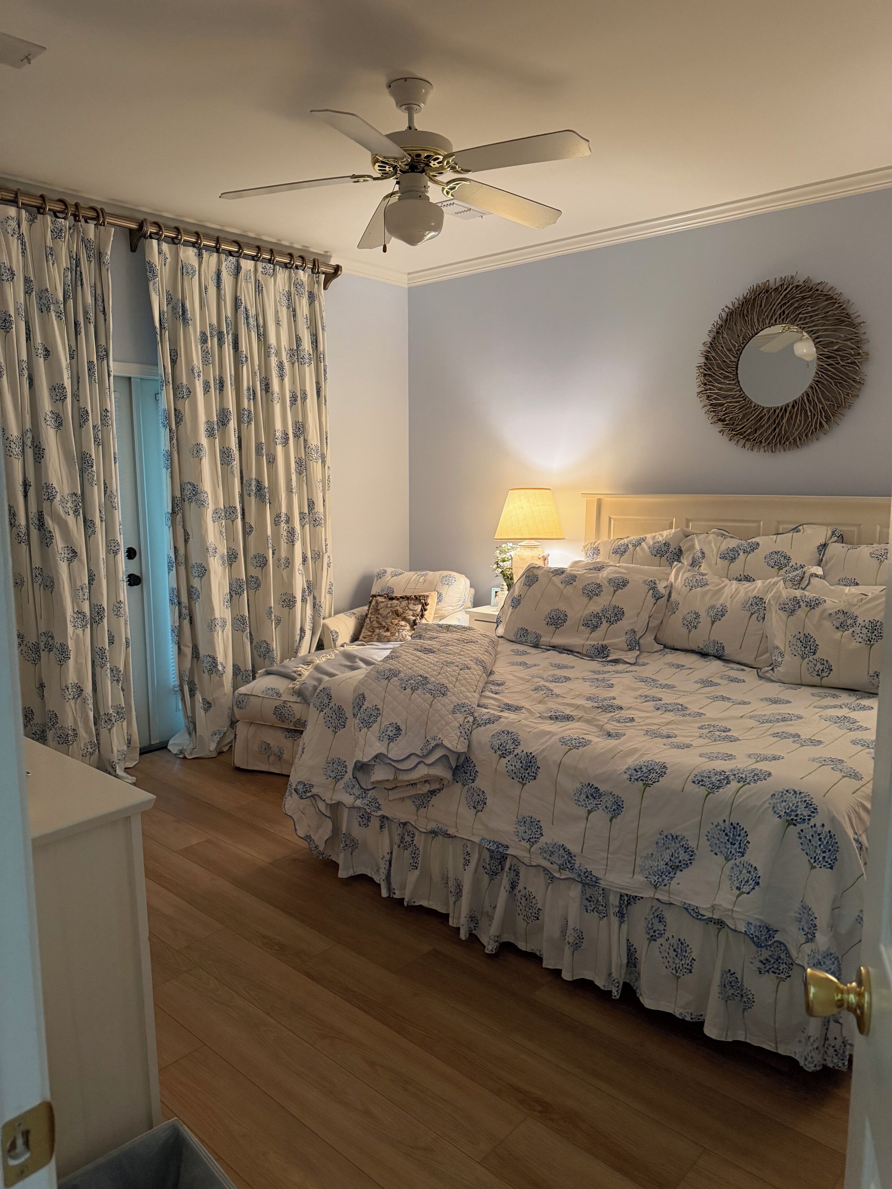 6 bedrooms, iron/ironing board, internet, bed sheets