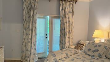 6 bedrooms, iron/ironing board, internet, bed sheets
