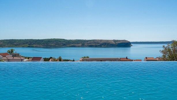 A coastal view with a clear blue sky, a calm sea, and a distant landmass. - Amazing home in Razanac (Razanac)