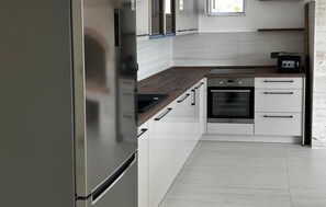 Fridge, oven, stovetop, dishwasher