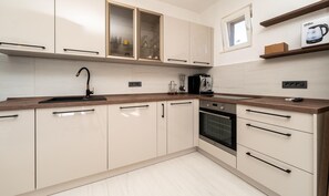 Réfrigérateur, four, plaque de cuisson, lave-vaisselle