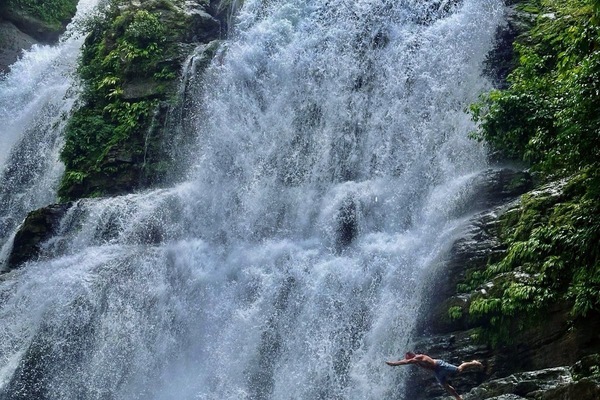 Visit world classwaterfalls on horseback includes delicious local Tico lunch