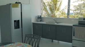 冷蔵庫、電子レンジ、オーブン、コンロ