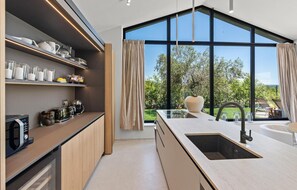 Kühlschrank, Ofen, Geschirrspüler, Wasserkocher mit Kaffee-/Teezubehör
