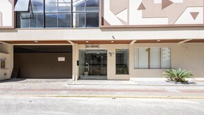 A building with a sign reading "Res. Eldorado" and "Bloco B 22". - Apt w/ Balcony - Seafront in Meia Praia Ceo0104 (Itapema)