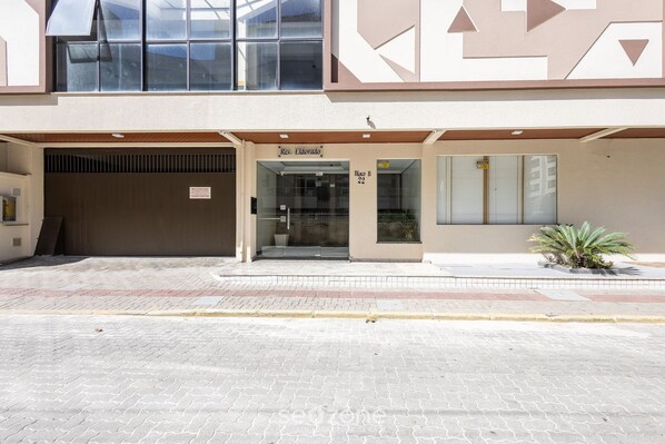 Front of property - Apt w/ Balcony - Seafront in Meia Praia Ceo0104 (Itapema)