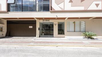 A building with a sign reading "Res. Eldorado" and "Bloco B 22".