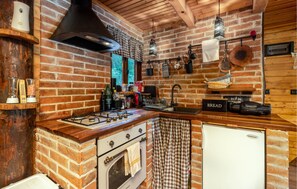 Fridge, oven, stovetop, coffee/tea maker