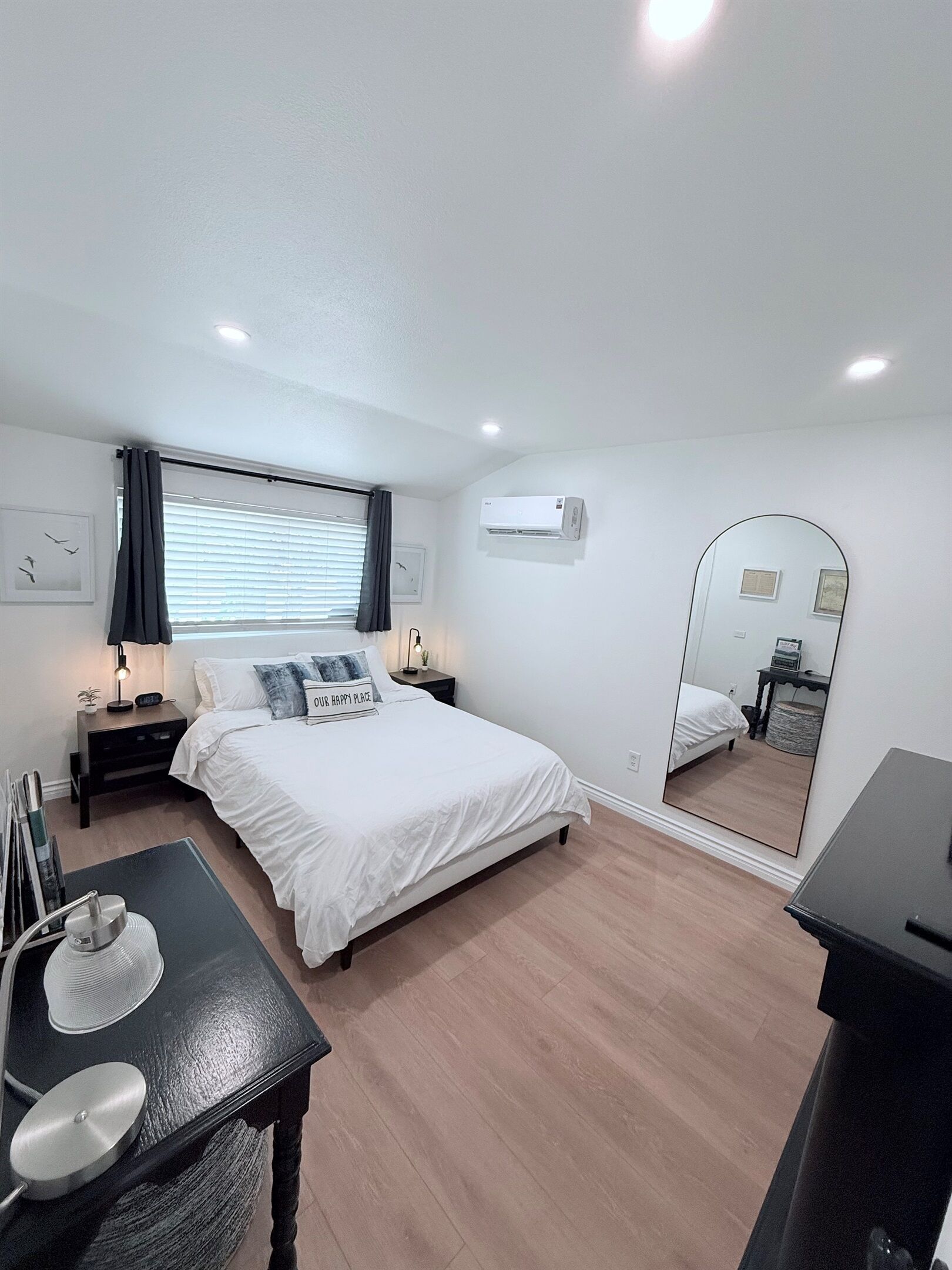 1 habitación, escritorio, tabla de planchar con plancha y cuna de viaje 