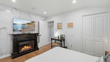 1 室のベッドルーム、デスク、アイロン / アイロン台、旅行用ベビーベッド