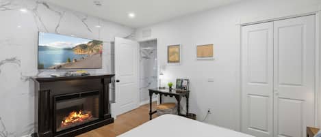 1 chambre, bureau, fer et planche à repasser, lit de bébé portatif