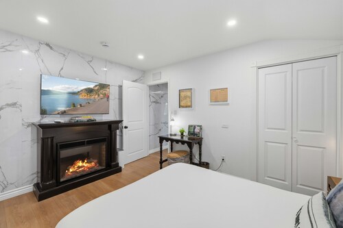 Modern 1BR Suite Kitchen, Fireplace, Laundry, BBQ