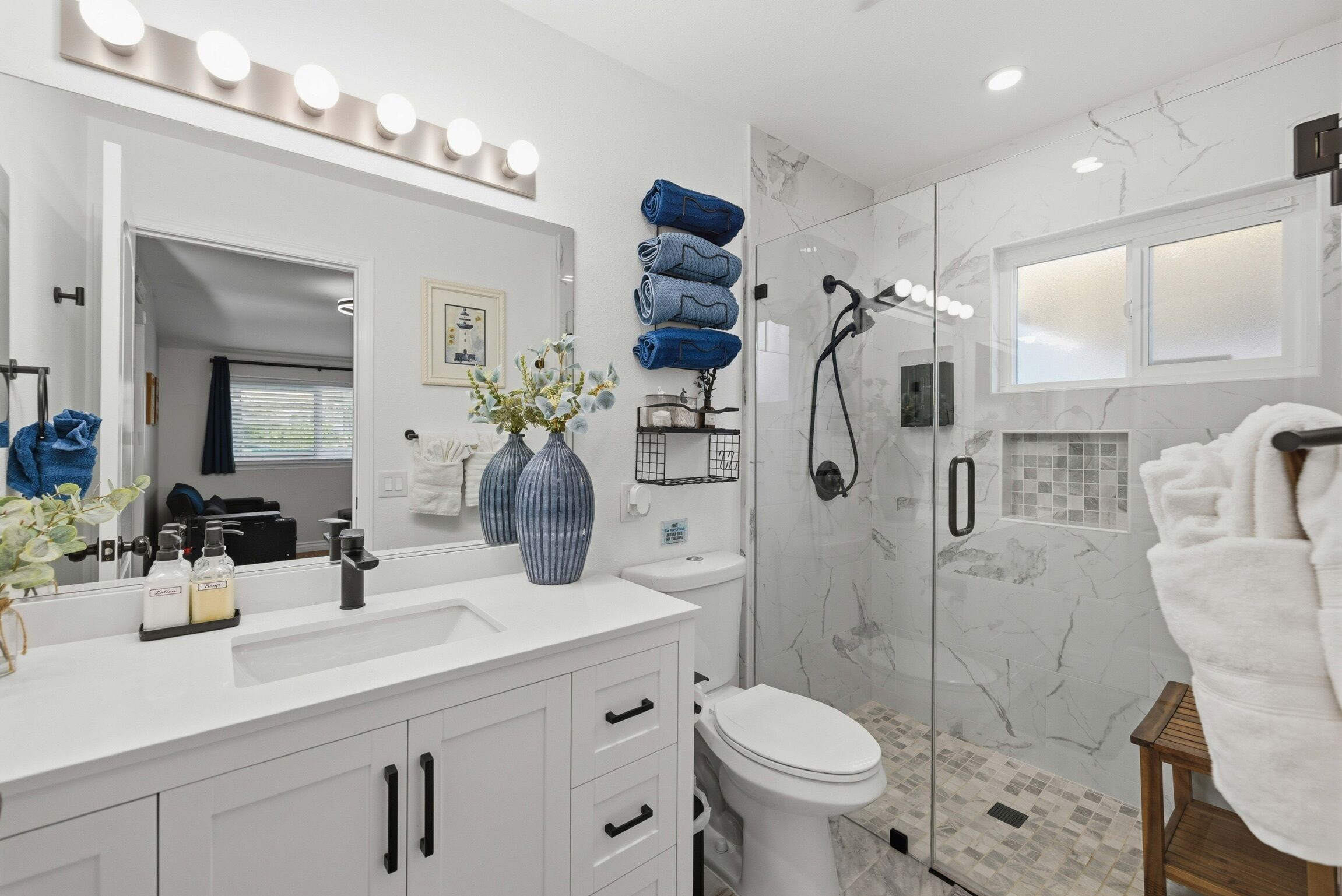 Douche, sèche-cheveux, serviettes fournies