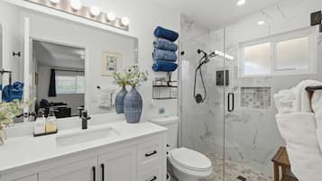 シャワー、ヘアドライヤー、タオル