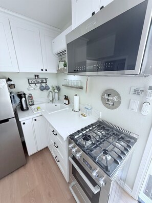 KĂźhlschrank, Mikrowelle, Ofen, Herdplatte