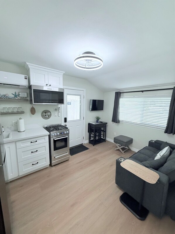 Smart-TV, Kamin, BĂźcher