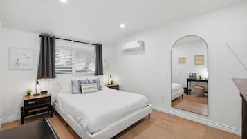 1 室のベッドルーム、デスク、アイロン / アイロン台、旅行用ベビーベッド