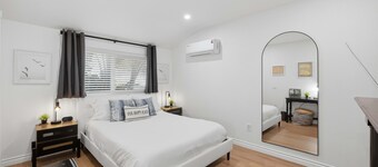 Modern Guest Suite, Fireplace, Patio, BBQ, Parking