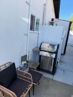 Property grounds - Modern Guest Suite, Fireplace, Patio, BBQ, Parking (Simi Valley)