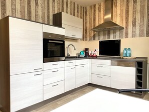 Kjøleskap, mikrobølgeovn, ovn og kokeplater