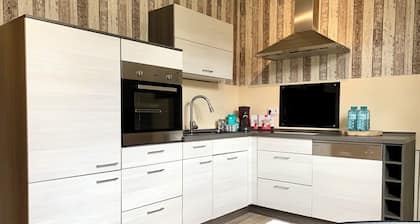 Space for a group, family & pets in a vacation apartment near the lake & garden