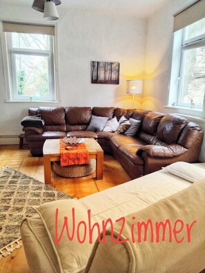 TV, books, stereo - Cozy apartment with garden for up to 7 guests, company, family & dog near the lake (Gleichen)