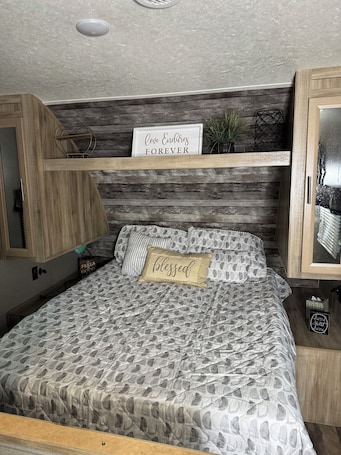 1 室のベッドルーム、アイロン / アイロン台、WiFi (無料)、ベッドシーツ. Delightful Camper RV with AC in charming Murrells Inlet - walk to restaurants