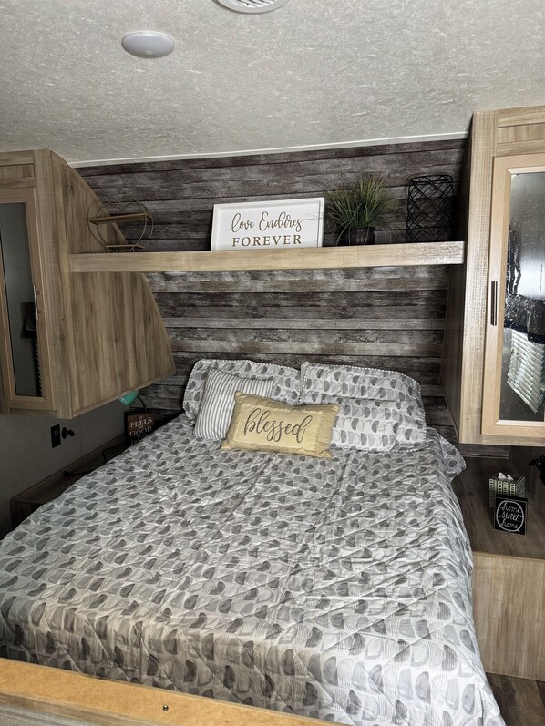 1 غرفة نوم ومكواة/لوح كي وواي فاي مجانًا وملاءات أسرّة