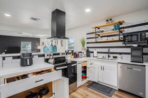 Réfrigérateur, micro-ondes, four, plaque de cuisson