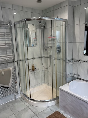 Séchoir à cheveux, bidet, serviettes fournies, savon