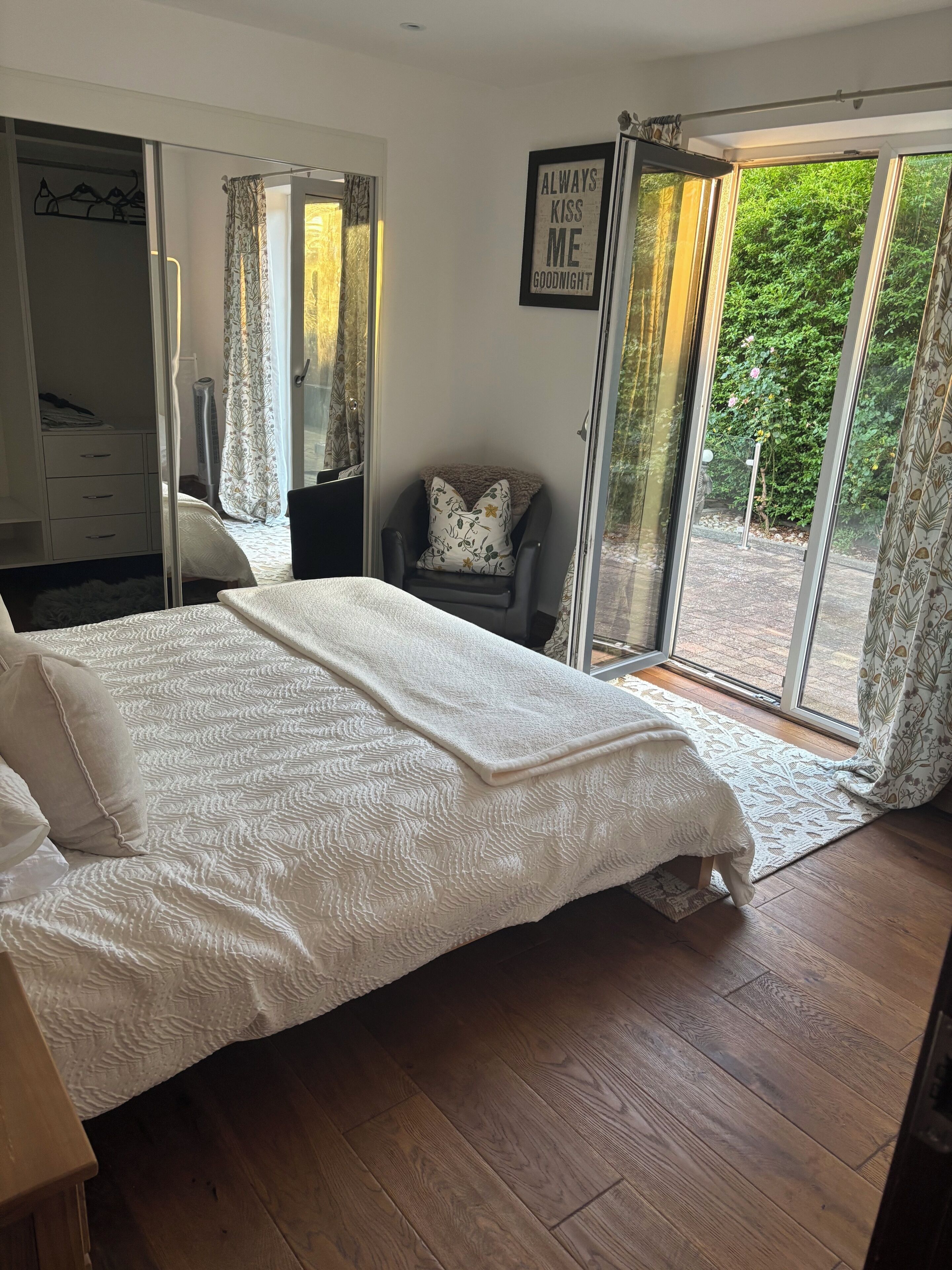 3 室のベッドルーム、アイロン / アイロン台、WiFi、ベッドシーツ