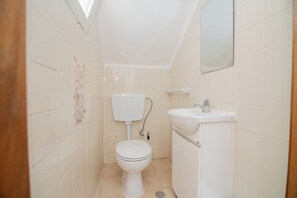 Secador de pelo, bidé, toallas y jabón