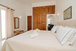 3 bedrooms, desk, iron/ironing board, free WiFi
