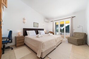 3 bedrooms, desk, iron/ironing board, free WiFi