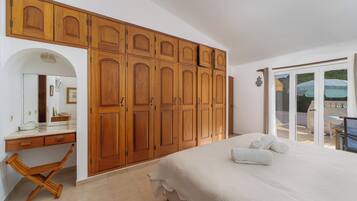 3 sovrum, skrivbord, strykjärn/strykbräda och gratis wi-fi