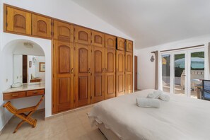 3 bedrooms, desk, iron/ironing board, free WiFi