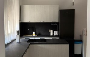 Réfrigérateur, four, lave-vaisselle, cafetière/bouilloire