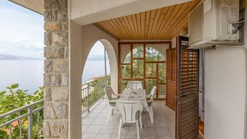 تناول الطعام بالخارج