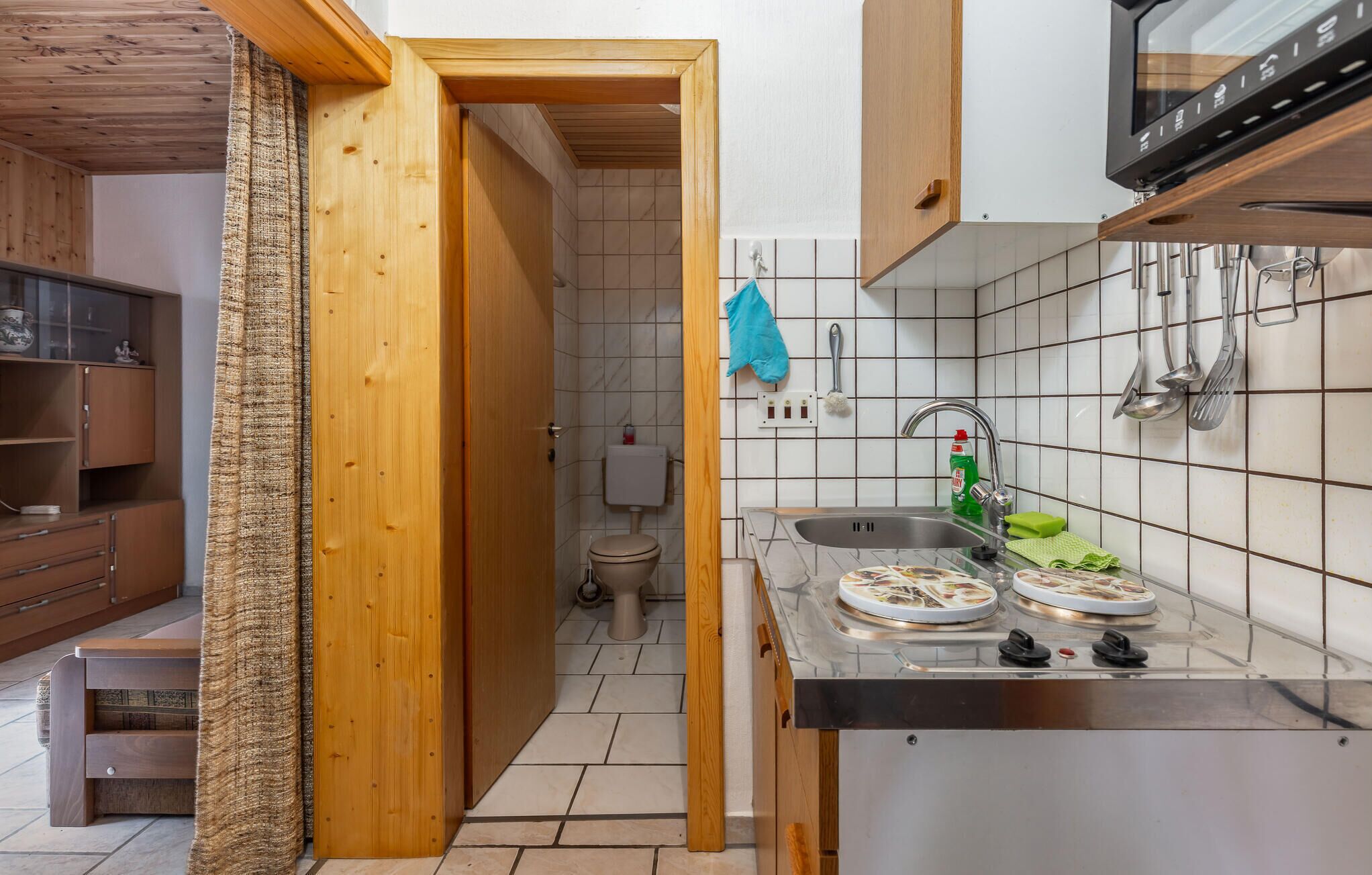 Fridge, stovetop, coffee/tea maker